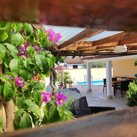 Holiday Home "Mala Kuca " With Heated Pool Pula Exterior foto