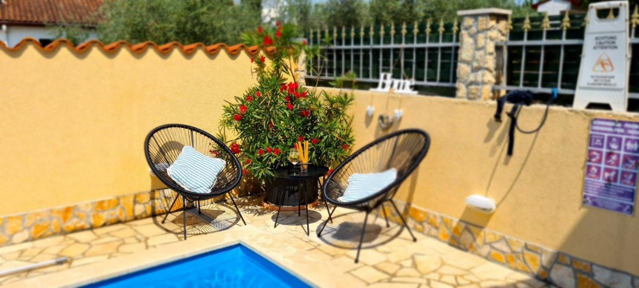 Holiday Home "Mala Kuca " With Heated Pool Pula Exterior foto