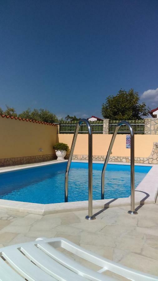 Holiday Home "Mala Kuca " With Heated Pool Pula Exterior foto